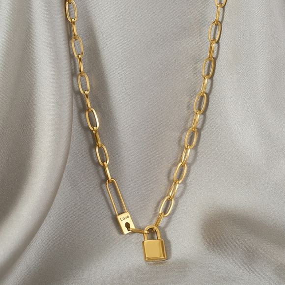 Gold stainless steel lock necklace - Picture 6 of 6